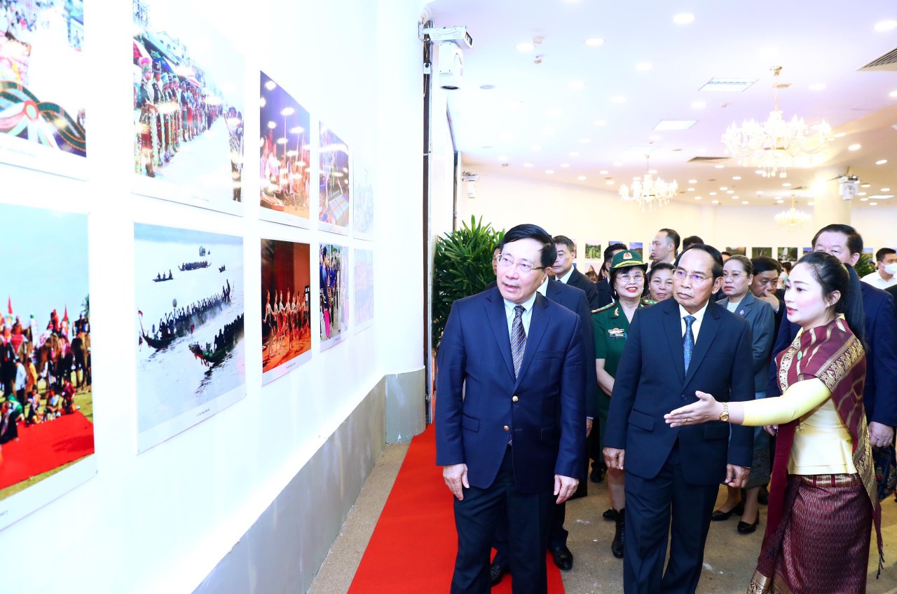 Trien Lam Tinh Huu Nghi Lao Viet 08