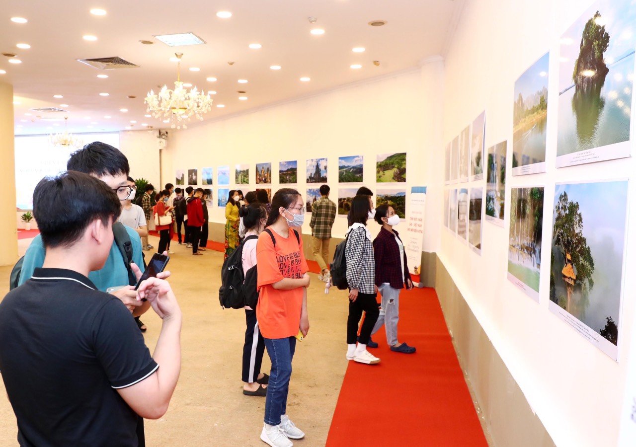 Trien Lam Tinh Huu Nghi Lao Viet 09