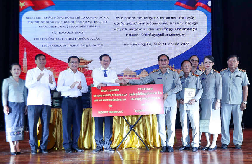 Vn Lao Ko Ngung Tang Cuong Hop Tac Dao Tao Ve Vn Nghe Thuat 01