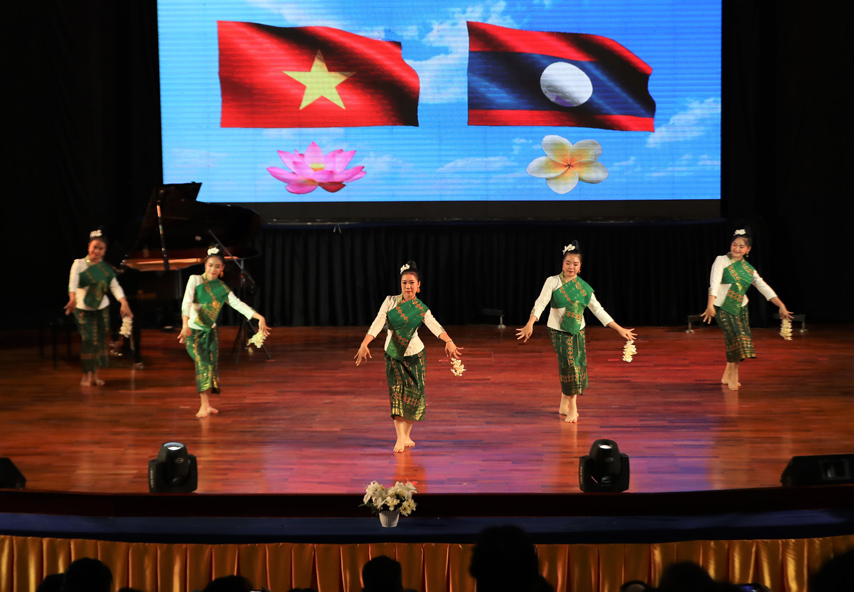 Vn Lao Ko Ngung Tang Cuong Hop Tac Dao Tao Ve Vn Nghe Thuat 04