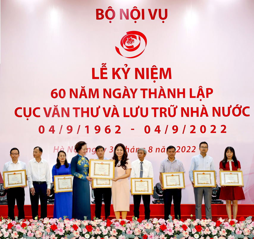 Cuc Htqt Nhan Bang Khen Cua Bnv 01