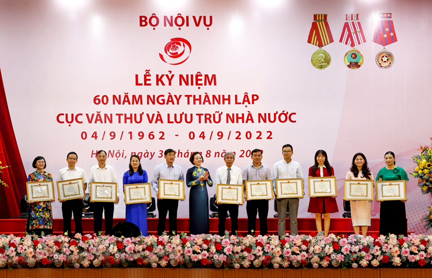 Cuc Htqt Nhan Bang Khen Cua Bnv 03