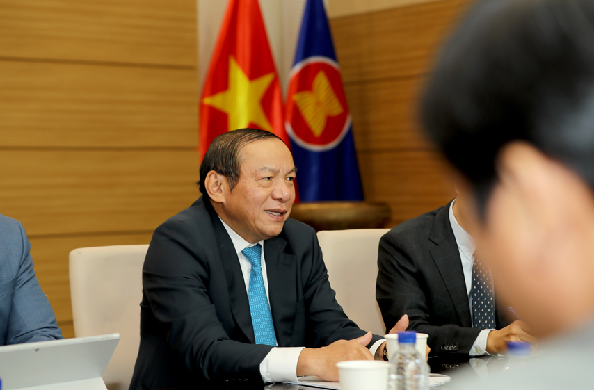 Bo Truong Nguyen Van Hung Tham Va Lam Viec Voi Dai Su Quan Viet Nam Tai Han Quoc 02