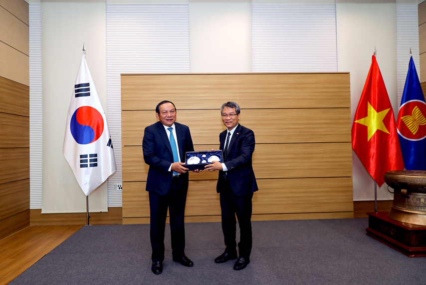 Bo Truong Nguyen Van Hung Tham Va Lam Viec Voi Dai Su Quan Viet Nam Tai Han Quoc 04