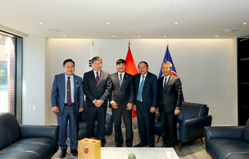 Bo Truong Nguyen Van Hung Tiep Va Lam Viec Voi Pho Chu Tich Dong Ho Ly Viet Nam Tai Han Quoc 02