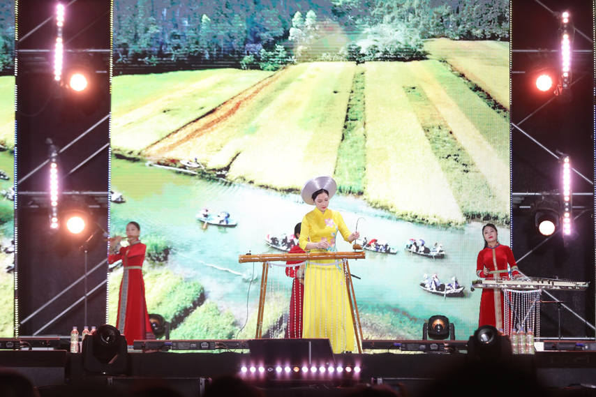 Day Manh Quang Ba Van Hoa Dat Nuoc Con Nguoi Viet Nam Tai Le Hoi Van Hoa Viet Nam Tai Han Quoc 2022 06