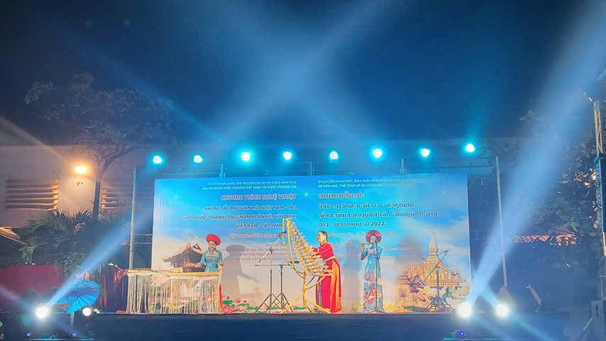 Am Ap Chuong Trinh Nghe Thuat Danh Cho Kieu Bao Viet Nam O Thu Do Vieng Chan Lao 06