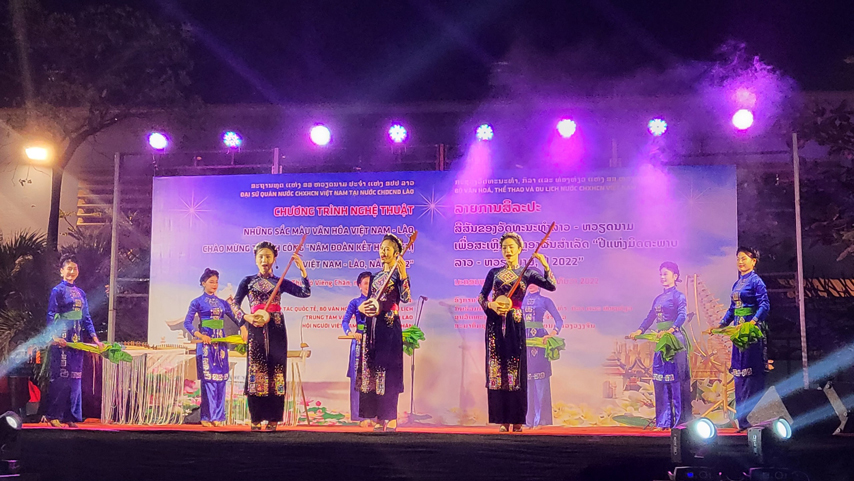 Am Ap Chuong Trinh Nghe Thuat Danh Cho Kieu Bao Viet Nam O Thu Do Vieng Chan Lao 07