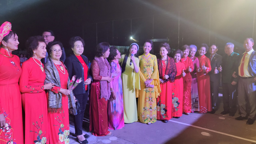 Am Ap Chuong Trinh Nghe Thuat Danh Cho Kieu Bao Viet Nam O Thu Do Vieng Chan Lao 08