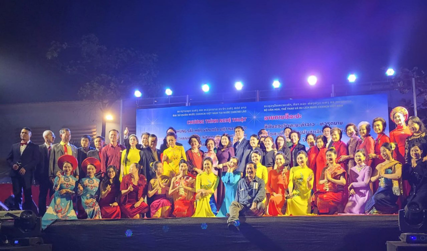 Am Ap Chuong Trinh Nghe Thuat Danh Cho Kieu Bao Viet Nam O Thu Do Vieng Chan Lao 09