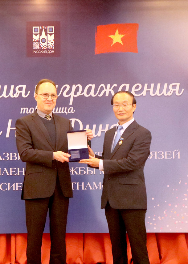 Co Quan Hop Tac Lien Bang Nga Tang Ky Niem Chuong Cho Nguyen Pho Cuc Truong Cuc Hop Tac Quoc Te Bo Van Hoa The Thao Va Du Lich Le Ngoc Dinh 02