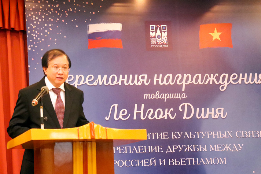Co Quan Hop Tac Lien Bang Nga Tang Ky Niem Chuong Cho Nguyen Pho Cuc Truong Cuc Hop Tac Quoc Te Bo Van Hoa The Thao Va Du Lich Le Ngoc Dinh 05