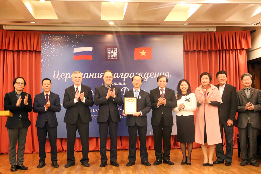 Co Quan Hop Tac Lien Bang Nga Tang Ky Niem Chuong Cho Nguyen Pho Cuc Truong Cuc Hop Tac Quoc Te Bo Van Hoa The Thao Va Du Lich Le Ngoc Dinh 06