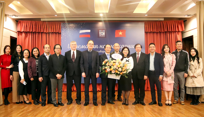 Co Quan Hop Tac Lien Bang Nga Tang Ky Niem Chuong Cho Nguyen Pho Cuc Truong Cuc Hop Tac Quoc Te Bo Van Hoa The Thao Va Du Lich Le Ngoc Dinh 07