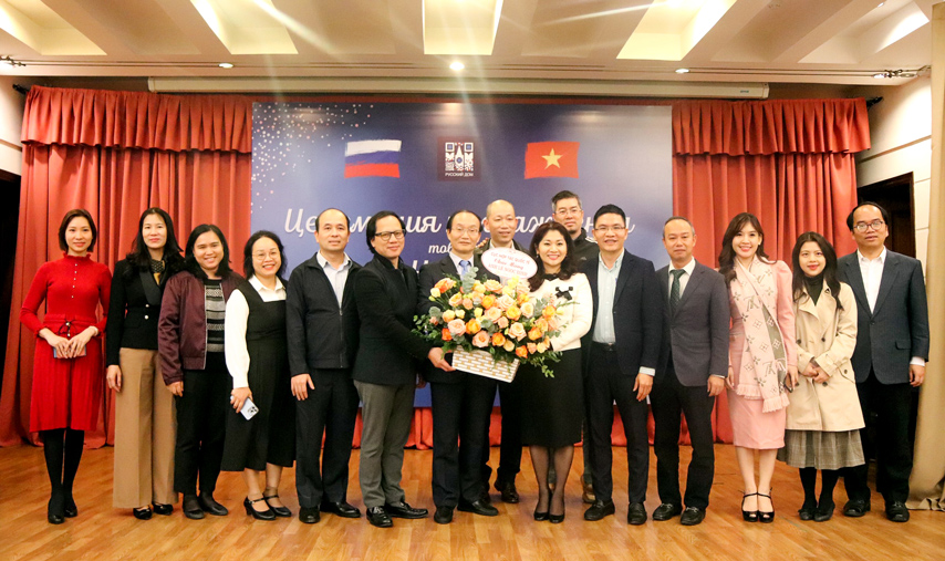 Co Quan Hop Tac Lien Bang Nga Tang Ky Niem Chuong Cho Nguyen Pho Cuc Truong Cuc Hop Tac Quoc Te Bo Van Hoa The Thao Va Du Lich Le Ngoc Dinh 08