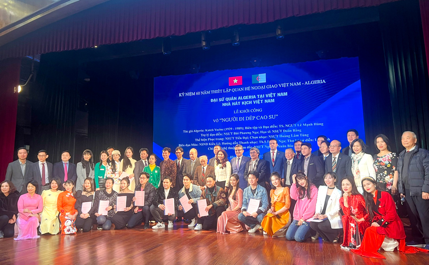Khoi Cong Vo Kich Nguoi Di Dep Cao Su Bieu Tuong Tinh Huu Nghi Viet Nam Algeria 01