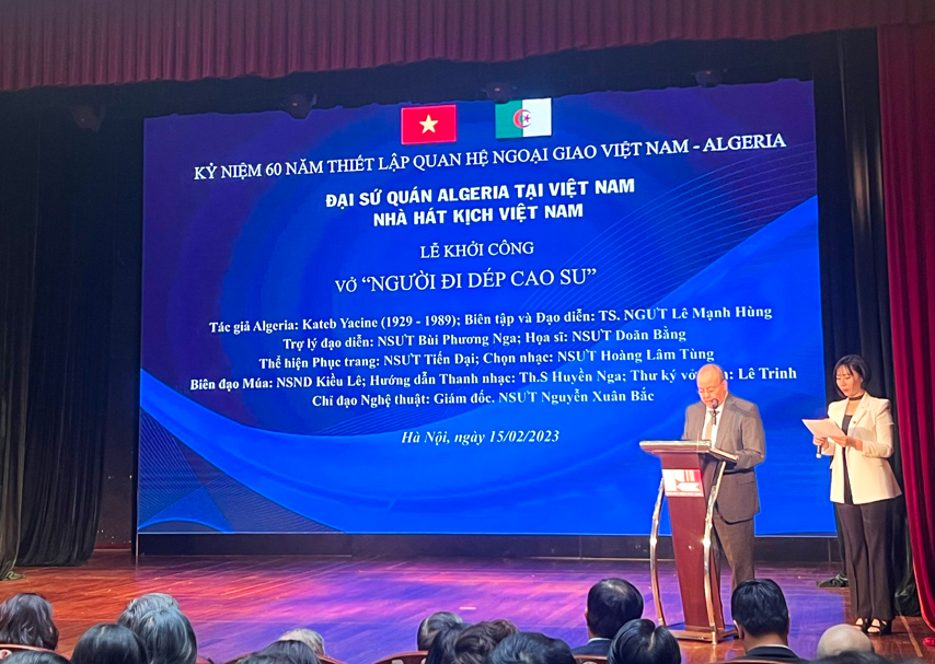 Khoi Cong Vo Kich Nguoi Di Dep Cao Su Bieu Tuong Tinh Huu Nghi Viet Nam Algeria 03