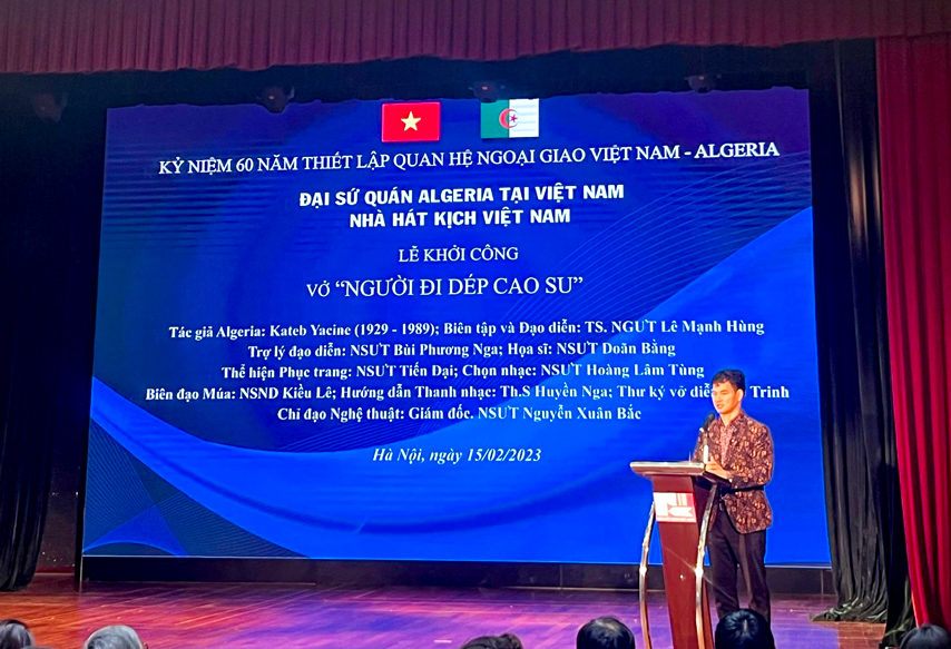 Khoi Cong Vo Kich Nguoi Di Dep Cao Su Bieu Tuong Tinh Huu Nghi Viet Nam Algeria 04