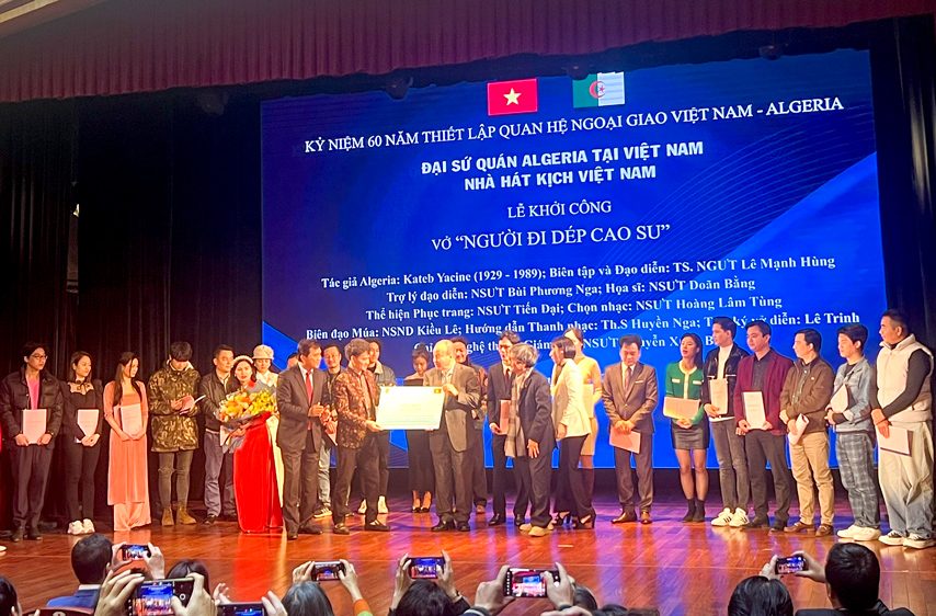 Khoi Cong Vo Kich Nguoi Di Dep Cao Su Bieu Tuong Tinh Huu Nghi Viet Nam Algeria 05