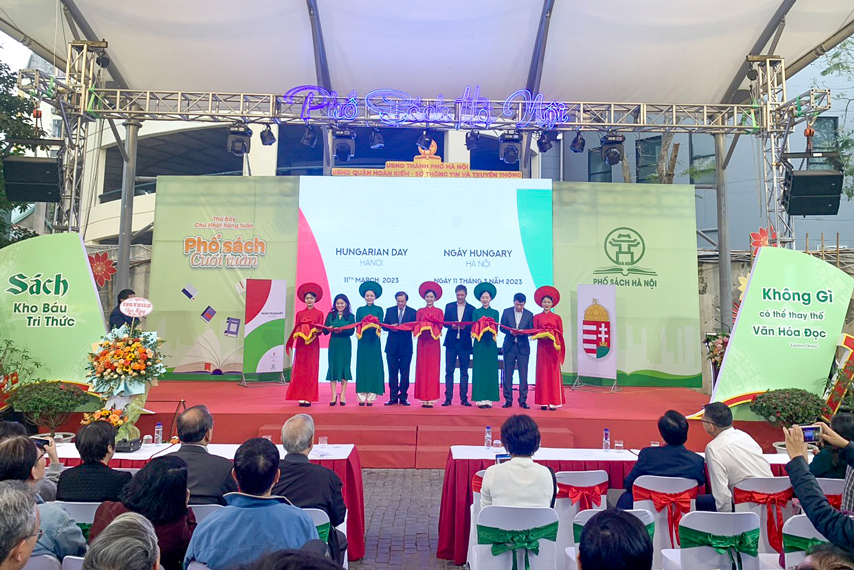 Tung Bung Khai Mac Chuong Trinh Ngay Hungary Tai Viet Nam 01