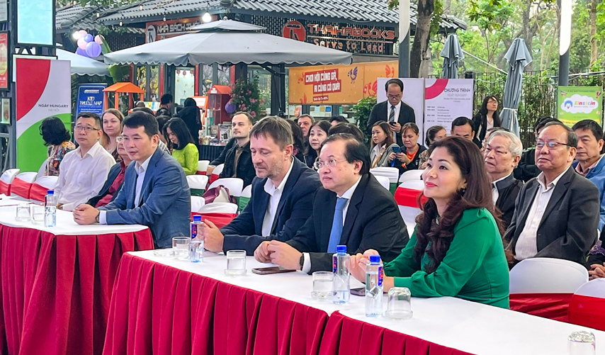 Tung Bung Khai Mac Chuong Trinh Ngay Hungary Tai Viet Nam 02