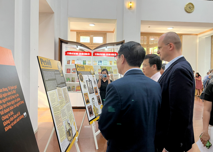 Petofi Vong Quanh Tg Dau An Cua Mot Nha Tho Nha Van Hungary Vi Dai 07