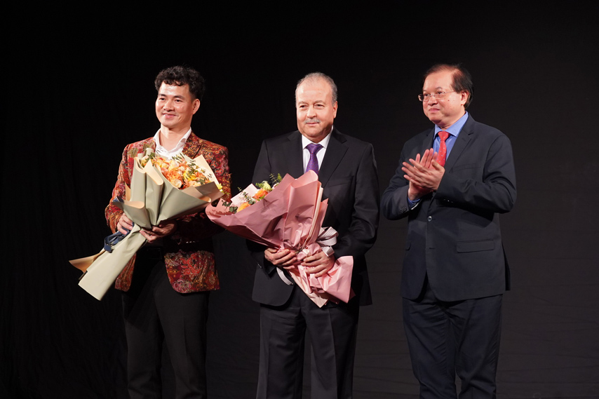 An Tuong Va Cam Xuc Voi Vo Kich Nguoi Di Dep Cao Su 01