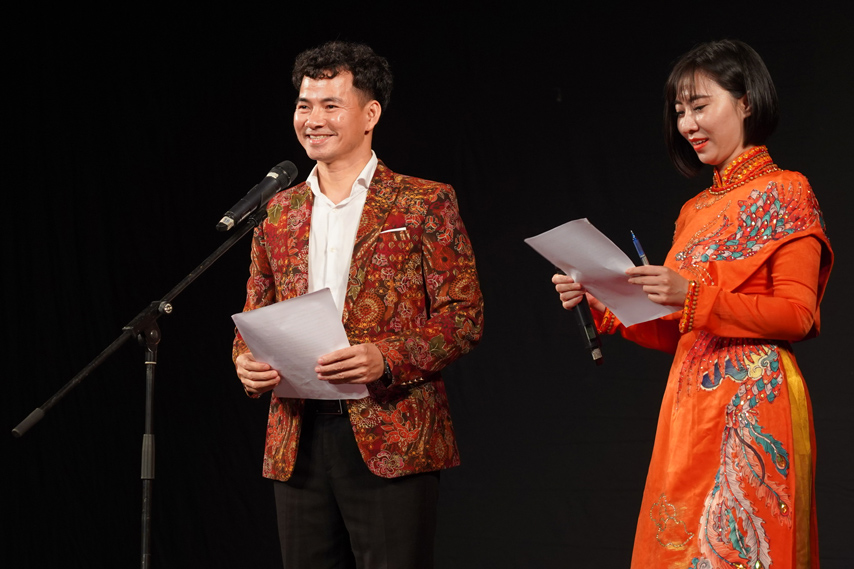 An Tuong Va Cam Xuc Voi Vo Kich Nguoi Di Dep Cao Su 02