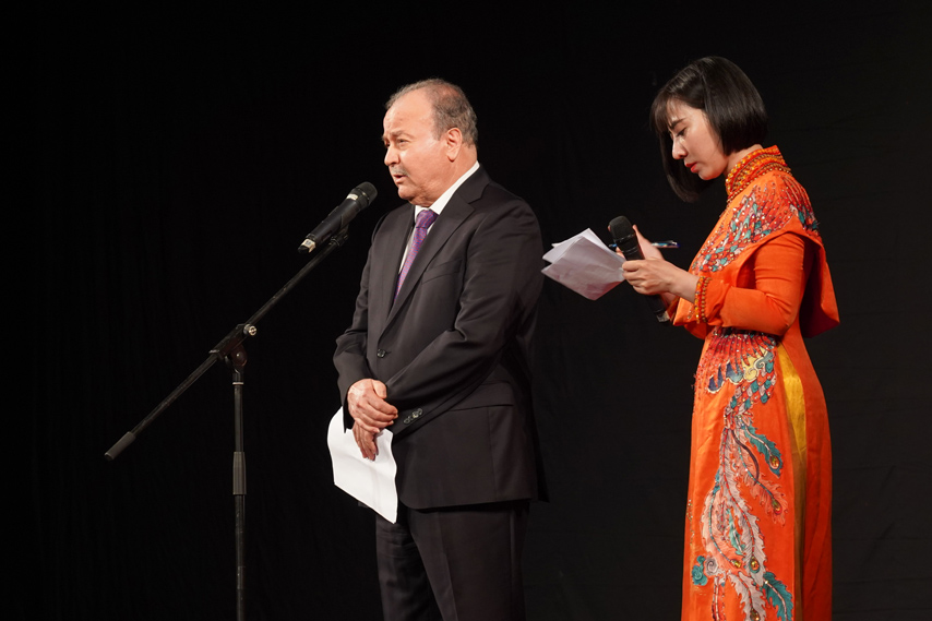 An Tuong Va Cam Xuc Voi Vo Kich Nguoi Di Dep Cao Su 03