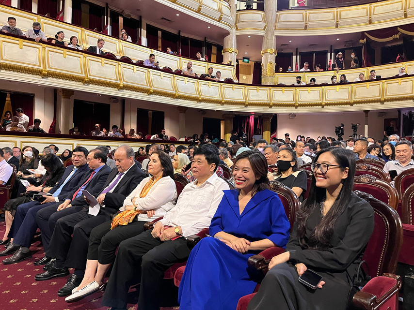 An Tuong Va Cam Xuc Voi Vo Kich Nguoi Di Dep Cao Su 04