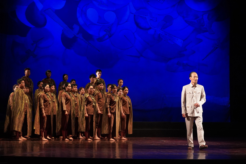 An Tuong Va Cam Xuc Voi Vo Kich Nguoi Di Dep Cao Su 05