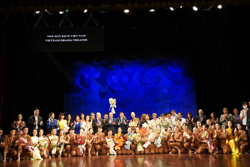 An Tuong Va Cam Xuc Voi Vo Kich Nguoi Di Dep Cao Su 08