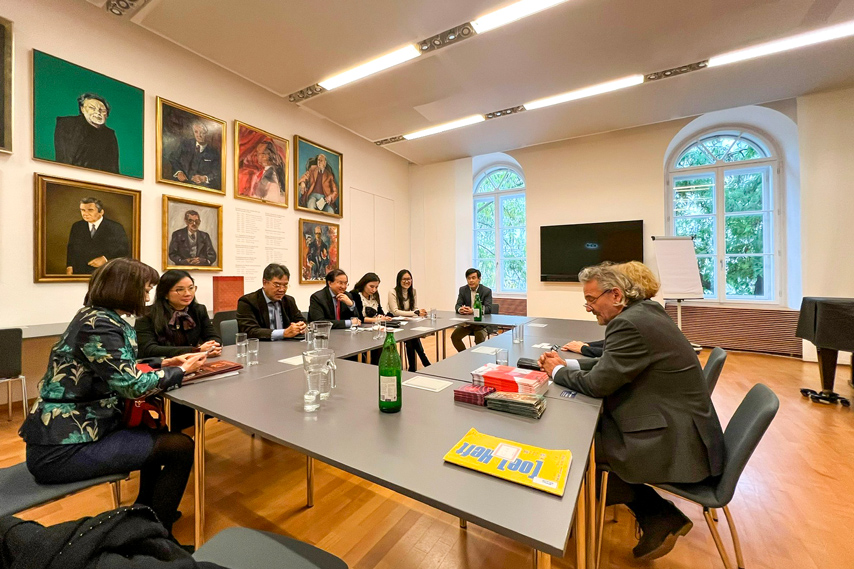 Day Manh Hop Tac Dao Tao Nghe Thuat Voi Ao 01