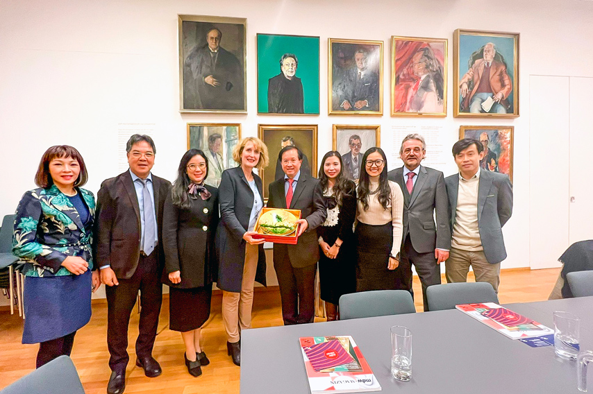 Day Manh Hop Tac Dao Tao Nghe Thuat Voi Ao 02