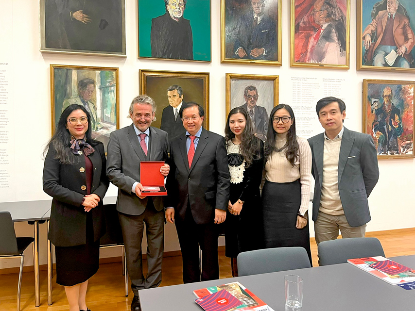 Day Manh Hop Tac Dao Tao Nghe Thuat Voi Ao 03