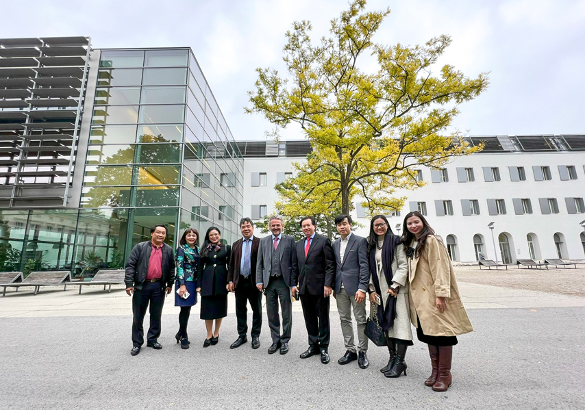 Day Manh Hop Tac Dao Tao Nghe Thuat Voi Ao 04