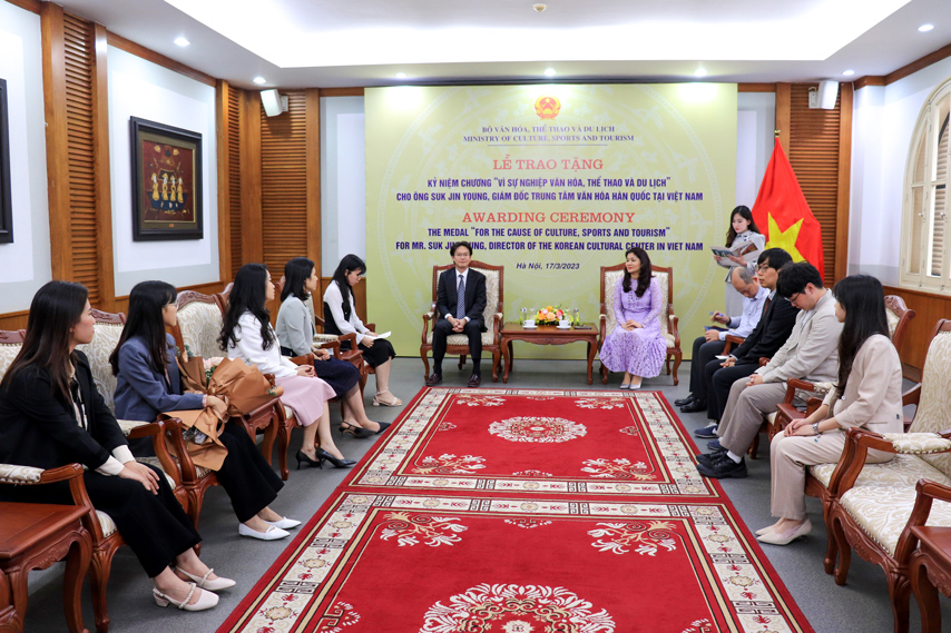 Giam Doc Trung Tam Van Hoa Han Quoc Tai Viet Nam Nhan Ky Niem Chuong Vi Su Nghiep Van Hoa The Thao Va Du Lich 01