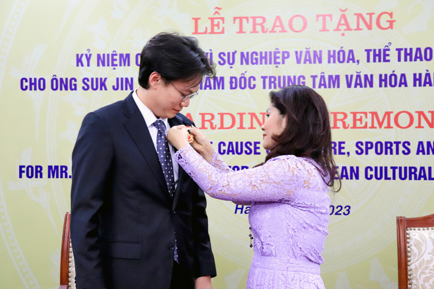 Giam Doc Trung Tam Van Hoa Han Quoc Tai Viet Nam Nhan Ky Niem Chuong Vi Su Nghiep Van Hoa The Thao Va Du Lich 02