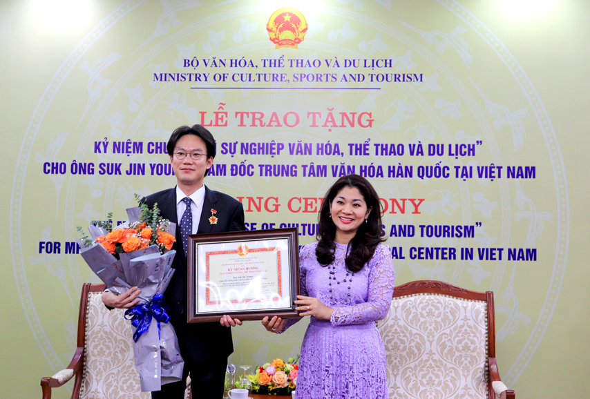 Giam Doc Trung Tam Van Hoa Han Quoc Tai Viet Nam Nhan Ky Niem Chuong Vi Su Nghiep Van Hoa The Thao Va Du Lich 03