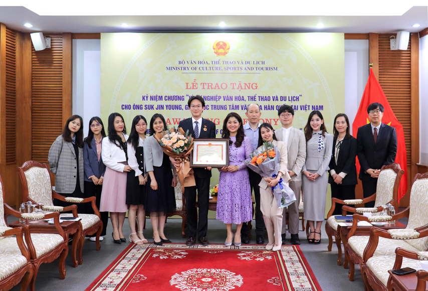 Giam Doc Trung Tam Van Hoa Han Quoc Tai Viet Nam Nhan Ky Niem Chuong Vi Su Nghiep Van Hoa The Thao Va Du Lich 04