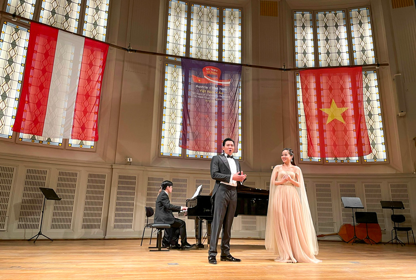 Hoa Nhac Ky Niem 50 Nam Vn Ao 03