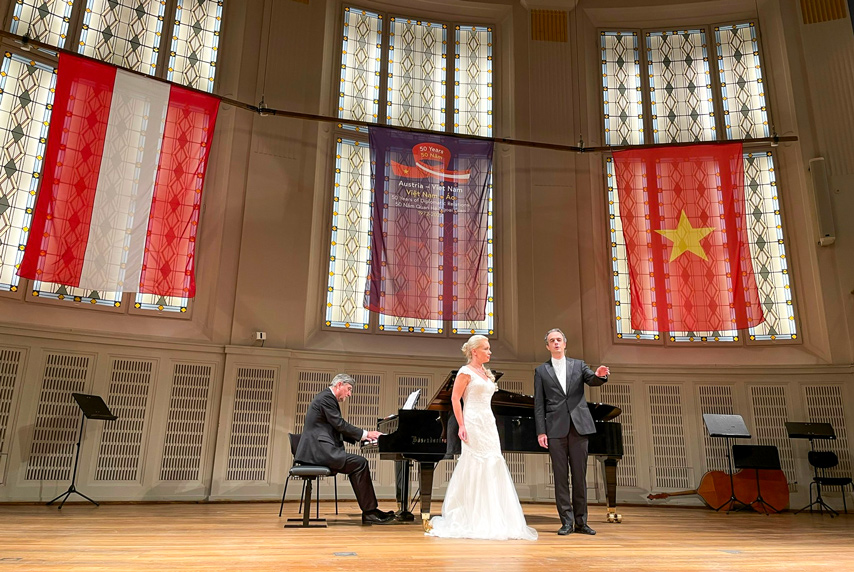 Hoa Nhac Ky Niem 50 Nam Vn Ao 04