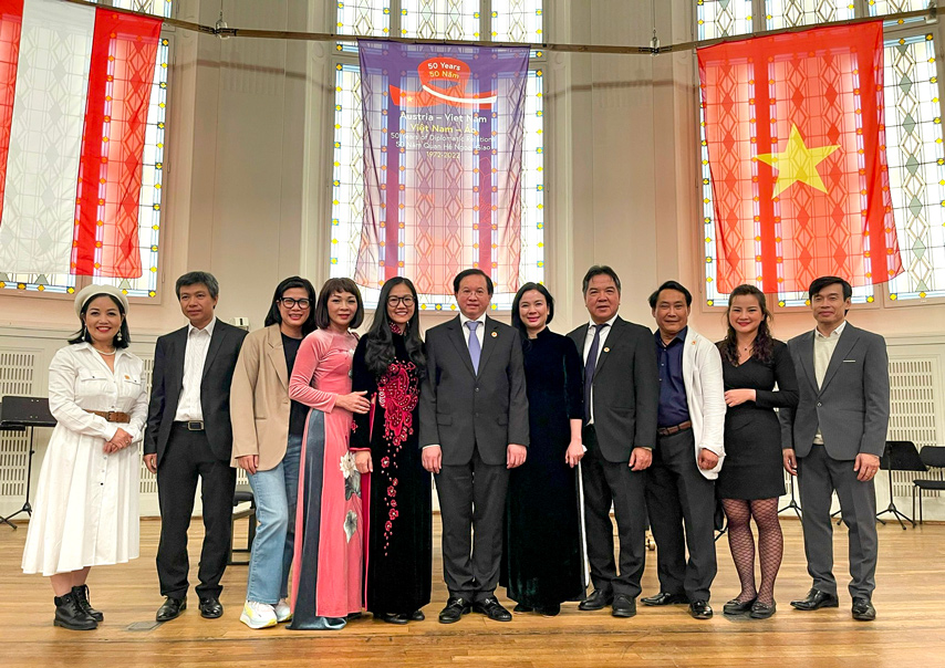 Hoa Nhac Ky Niem 50 Nam Vn Ao 08