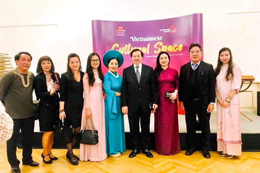 Hoa Nhac Ky Niem 50 Nam Vn Ao 09