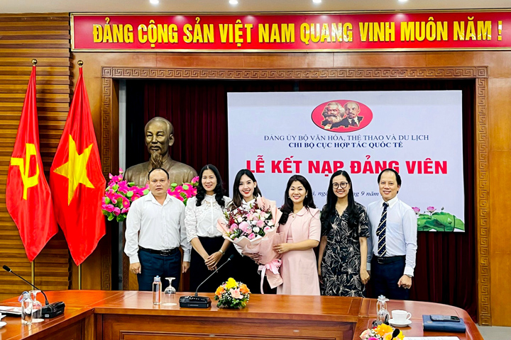 Le Ket Nap Dang Vien Moi Cua Chi Bo Cuc Hop Tac Quoc Te 05