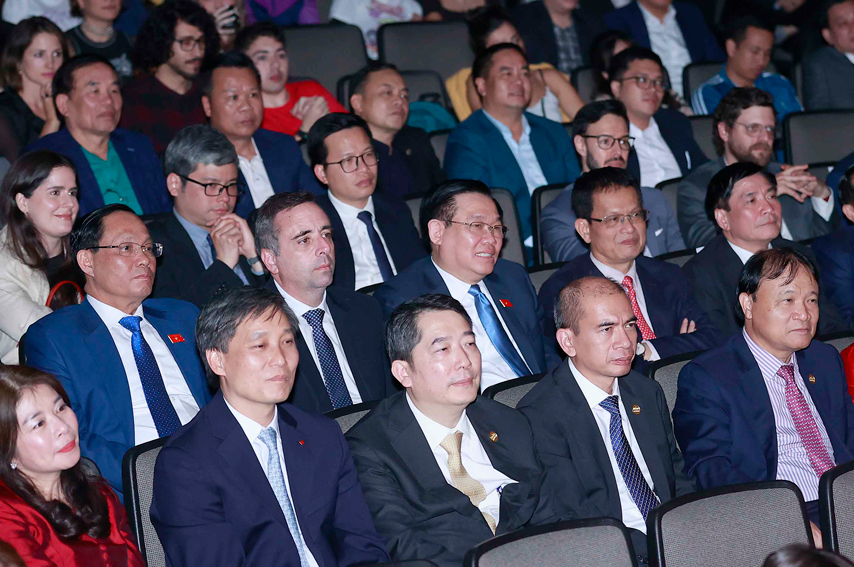 Sac Mau Van Hoa Viet Nam Toa Sang Tai Thu Do Montevideo Uruguay 02