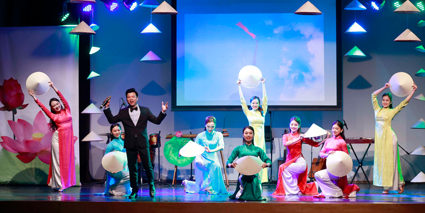 Sac Mau Van Hoa Viet Nam Toa Sang Tai Thu Do Montevideo Uruguay 04