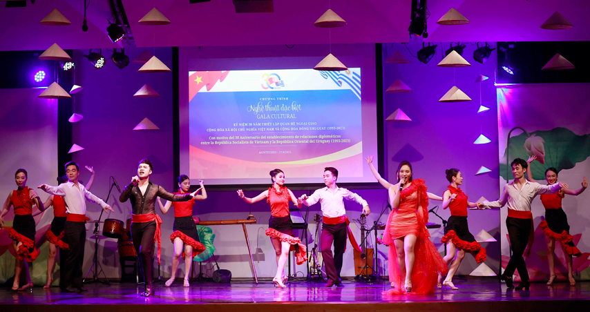 Sac Mau Van Hoa Viet Nam Toa Sang Tai Thu Do Montevideo Uruguay 05