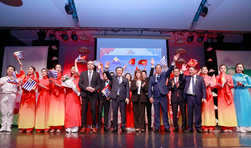 Sac Mau Van Hoa Viet Nam Toa Sang Tai Thu Do Montevideo Uruguay 06