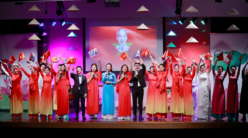 Sac Mau Van Hoa Viet Nam Toa Sang Tai Thu Do Montevideo Uruguay 07